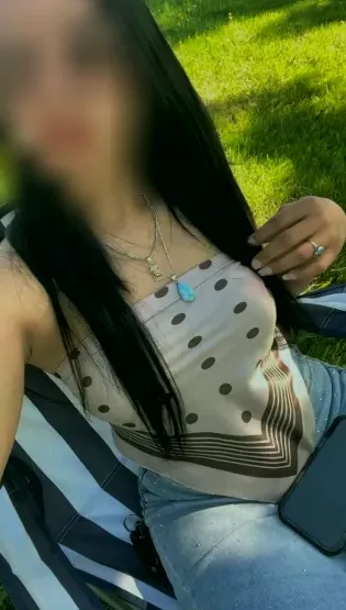 Manuela, 25