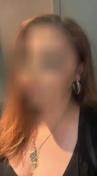 Neele, 24